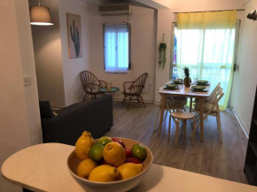 Cactus 2 bedroom Apartment on Calle San Miguel Minutes from the beach BY NAMASTE ELITE, Torremolinos